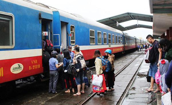 Hành khách lên tàu tại ga Nha Trang