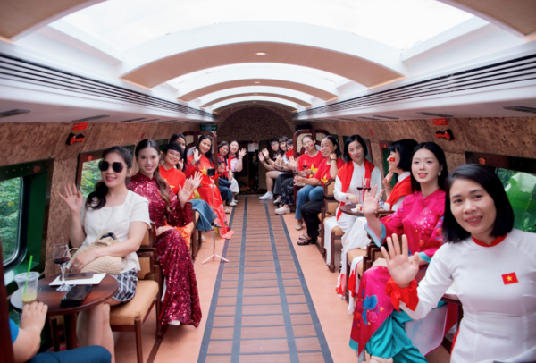 Khách hàng trải nghiệm vé tàu Hà Nội Từ Sơn 5 cửa ô