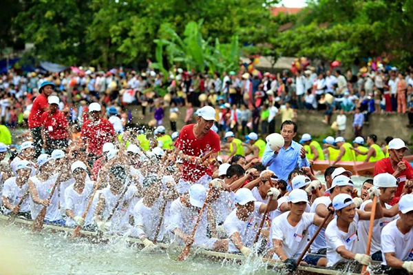 Tham gia lễ hội đua thuyền trên sông Kiến Giang