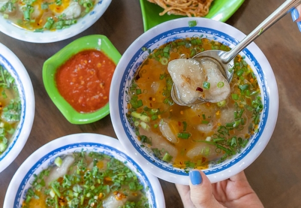 Bánh bèo Hà Tĩnh mềm và ăn kèm nước mắm pha tỏi ớt đậm đà.