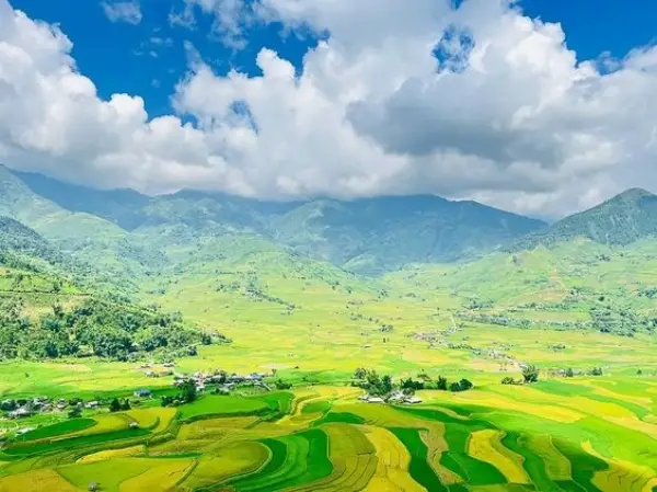 Tàu băng qua rừng núi Yên Bái, sông suối xen lẫn ruộng nương