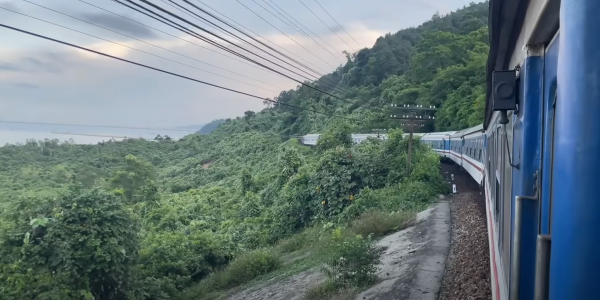 Tàu SE12 Sài Gòn Hà Nội băng qua đèo Hải Vân