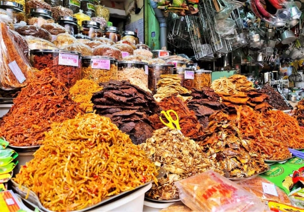 Chợ Cồn: Thế giới quà vặt hấp dẫn