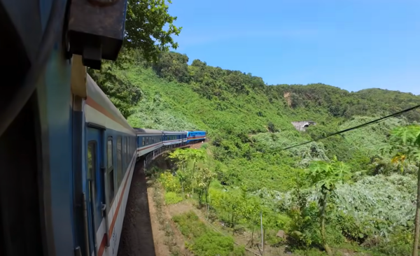 Khung cảnh nhìn từ trên tàu SE4