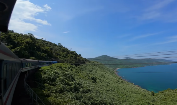 Tàu SE4 Sài Gòn Ninh Bình băng qua đèo Hải Vân
