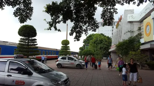 Hành khách tìm đúng toa và ổn định chỗ ngồi khi lên tàu