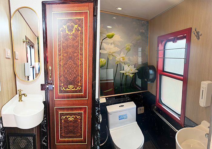 Nhà vệ sinh trên toa VIP hoa phượng đỏ