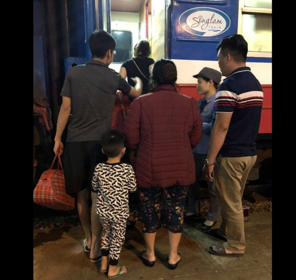 Người cao tuổi, sinh viên, trẻ em,... được hưởng ưu đãi của ngành Đường sắt. Khi đặt vé tàu Sông Lam Vinh Hà Nội, giá vé được giảm theo quy định.