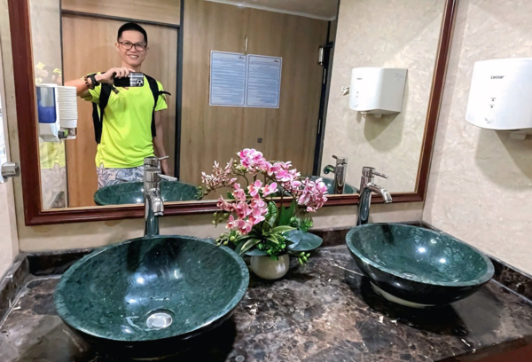 Hành khách đi tàu vui vẻ ghi lại khoảnh khắc trải nghiệm đi tàu Sông Lam Vinh Hà Nội