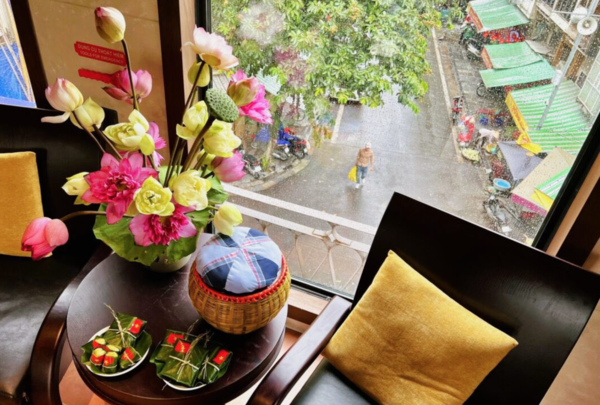 Ngắm Hà Nội qua khung cửa tàu Năm Cửa Ô, ta bắt gặp từng nhịp thở dịu dàng của phố thị, bình yên đến nao lòng