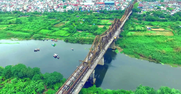 Qua ô cửa tàu Năm Cửa Ô, hiện ra trước mắt là sắc xanh mướt của cây cỏ mềm mại trải dài bên sông Hồng