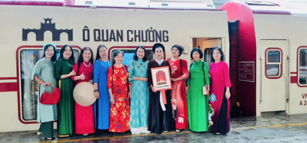 Đặt vé tàu Năm Cửa Ô không khó, nhưng vé thường hết rất nhanh vào dịp cuối tuần và lễ Tết. Hành khách nên chủ động đặt sớm qua các kênh chính thức để giữ chỗ và tận hưởng trọn vẹn hành trình trải nghiệm Hà Nội xưa.