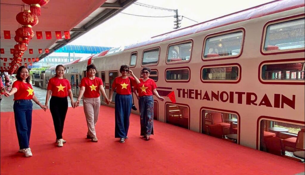 Tàu Năm Cửa Ô - trải nghiệm du lịch văn hóa mới giữa lòng Hà Nội