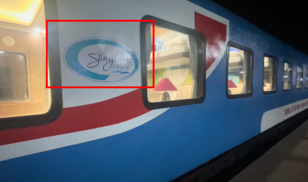 Trên thân toa thường có dòng chữ hoặc logo “Sông Lam”