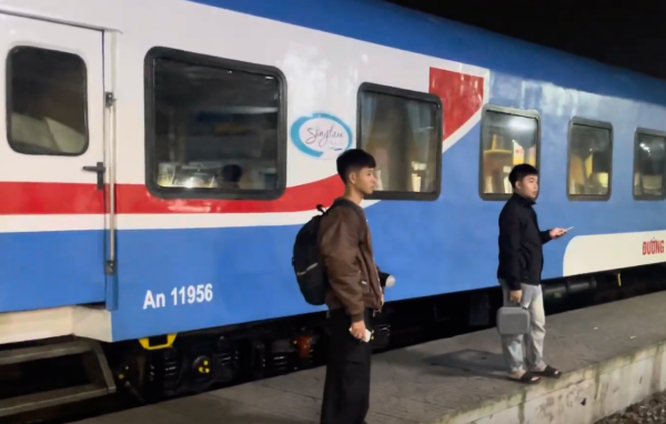 Hành khách đi tàu Sông Lam