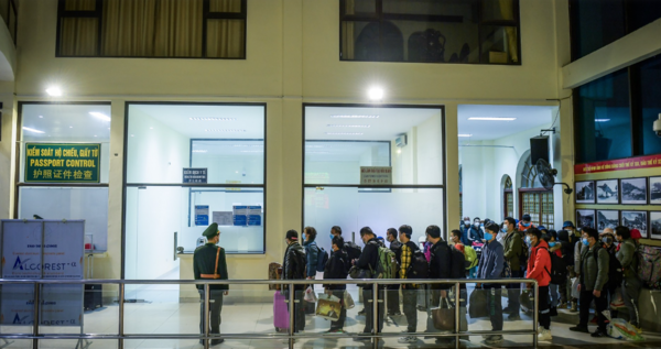 Ngày đầu tiên, hành khách làm thủ tục lên tàu ở ga Gia Lâm vào 21h20. Khoảng nửa đêm, tàu dừng tại ga Đồng Đăng để làm thủ tục xuất cảnh.