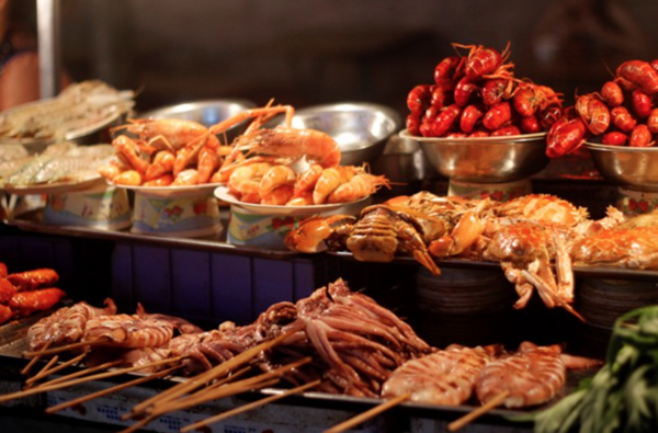 Thưởng thức đồ nướng tại chợ đêm ở Nam Ninh sẽ không làm bạn thất vọng.