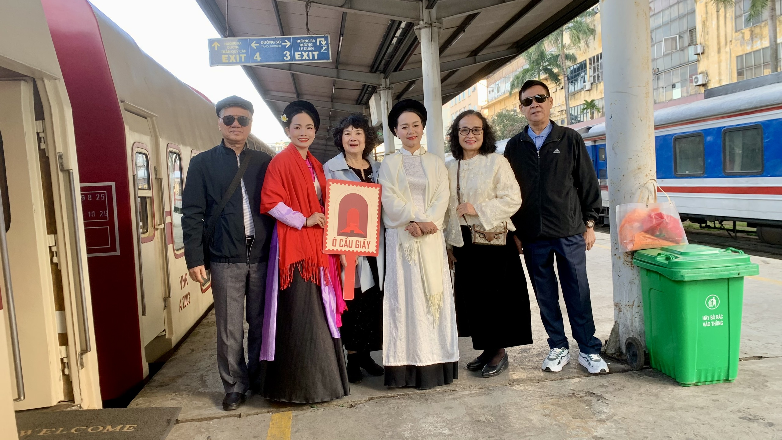 Hành khách của Alltours checkin trước khi lên tàu Hà Nội 5 Cửa Ô