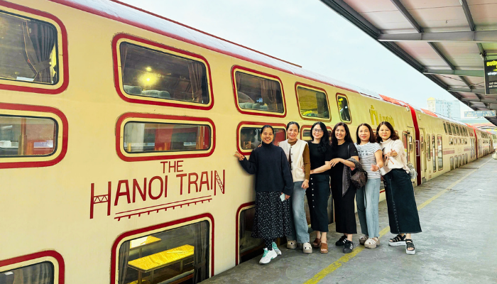 Hành khách Alltours chụp hình trước khi lên tàu 5 Cửa Ô