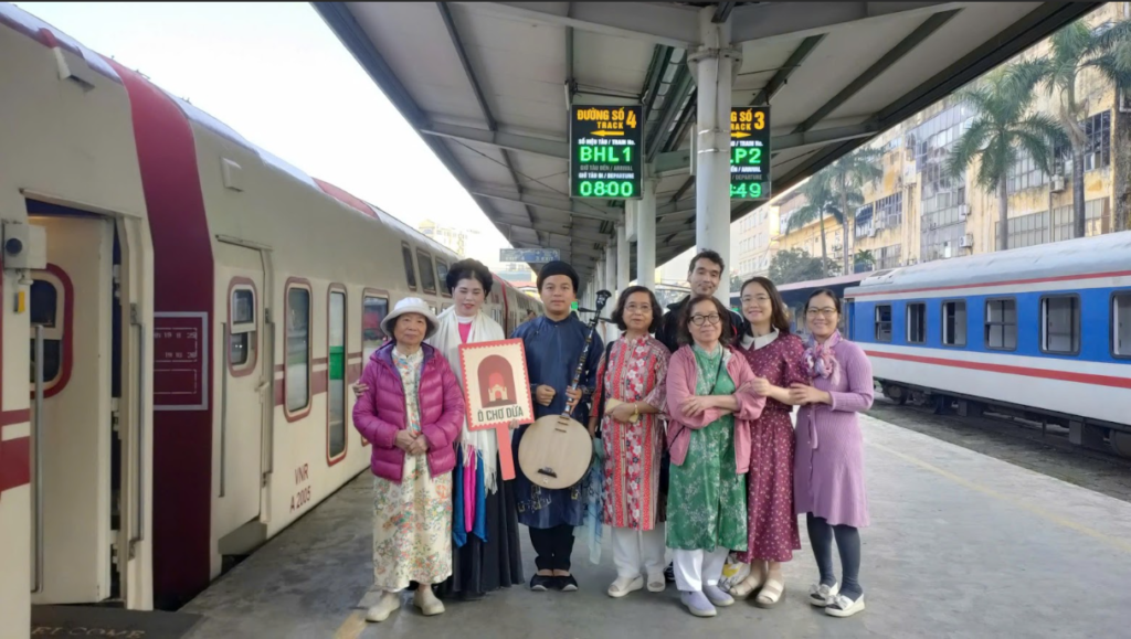 Hành khách tàu Hà Nội 5 Cửa Ô Toa Chợ Dừa