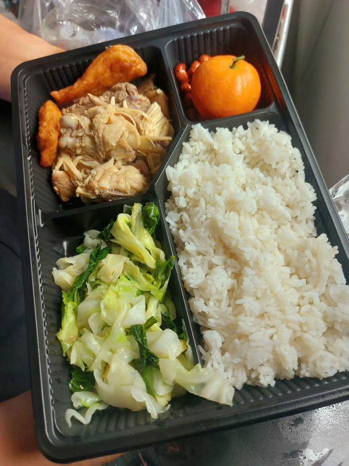 Cơm trưa - tối trên tàu ngày Tết