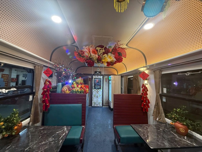 Suất ăn trên tàu hoả ngày Tết