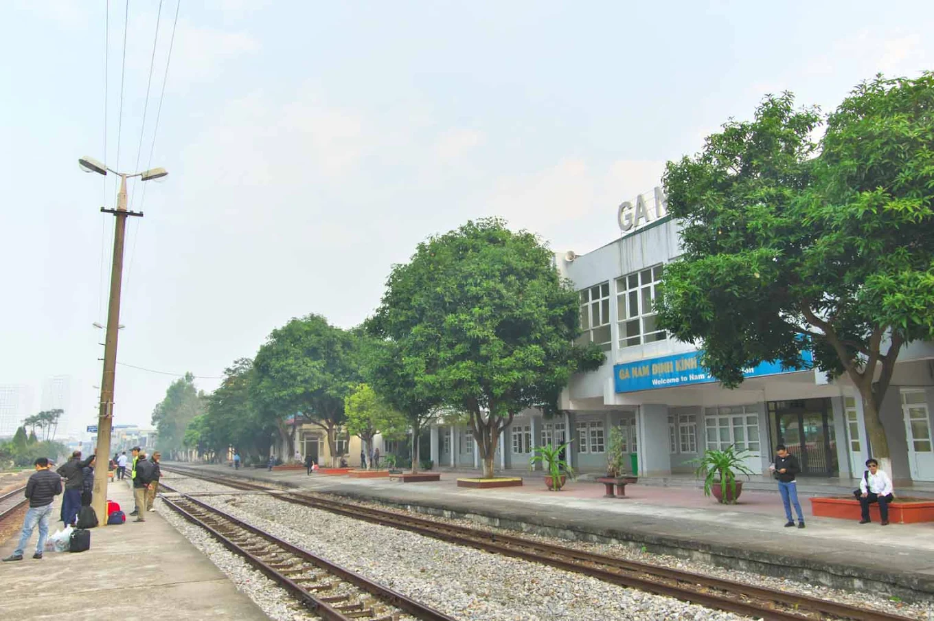 Hành khách chờ tàu tại ga Nam Định