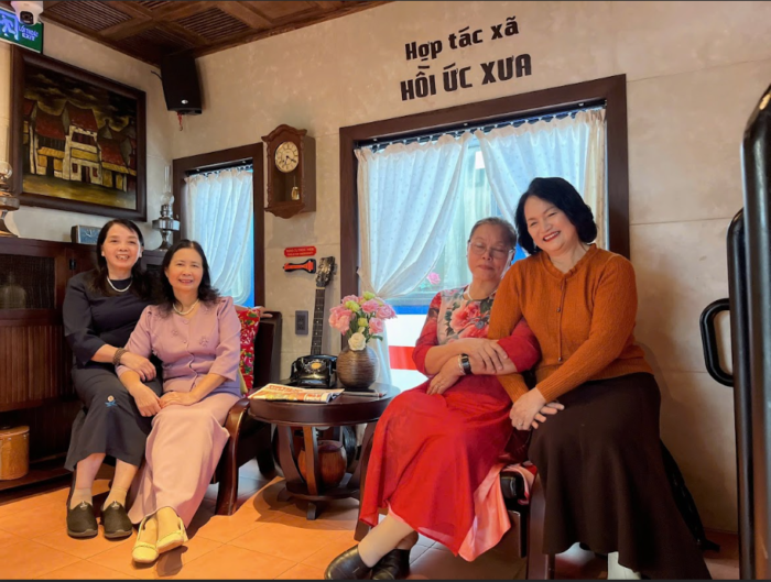 Tàu 5 cửa ô du khách hoà vào văn nghệ trên toa ô Cầu Dền