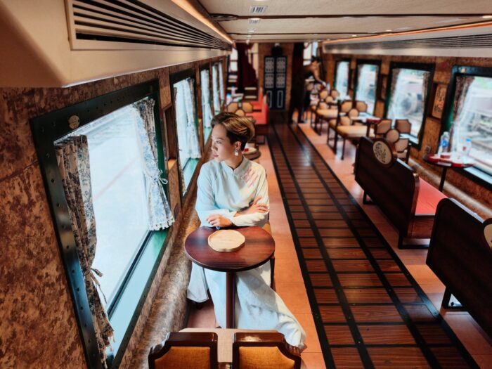 Tàu Hà Nội 5 cửa ô một góc nhìn qua cửa sổ toa Đống Mác