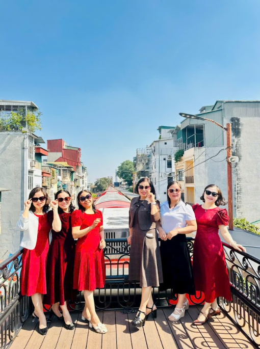 Tàu 5 cửa ô một góc nhìn về Hà Nội trên toa check-in