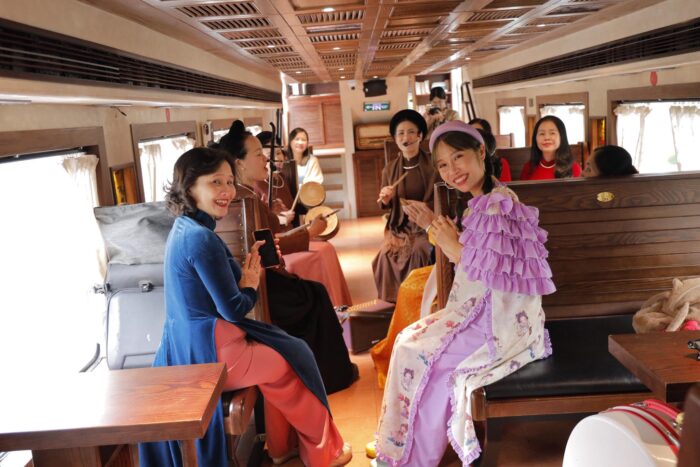 Tàu 5 cửa ô du khách hoà vào văn nghệ trên toa ô Cầu Dền